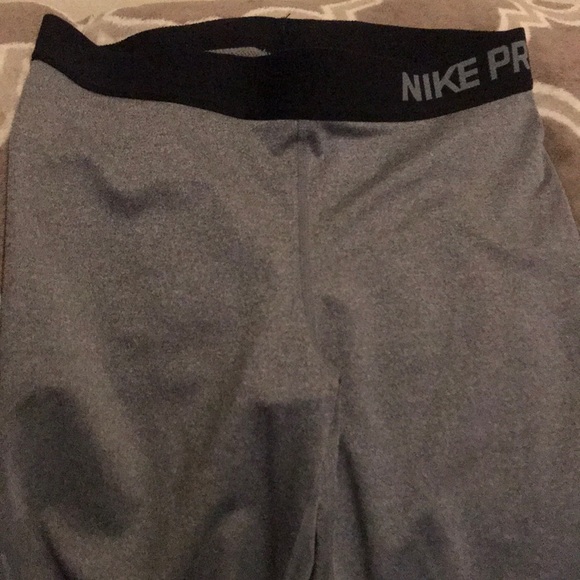Nike Pro Capri Size Small - Picture 4 of 4